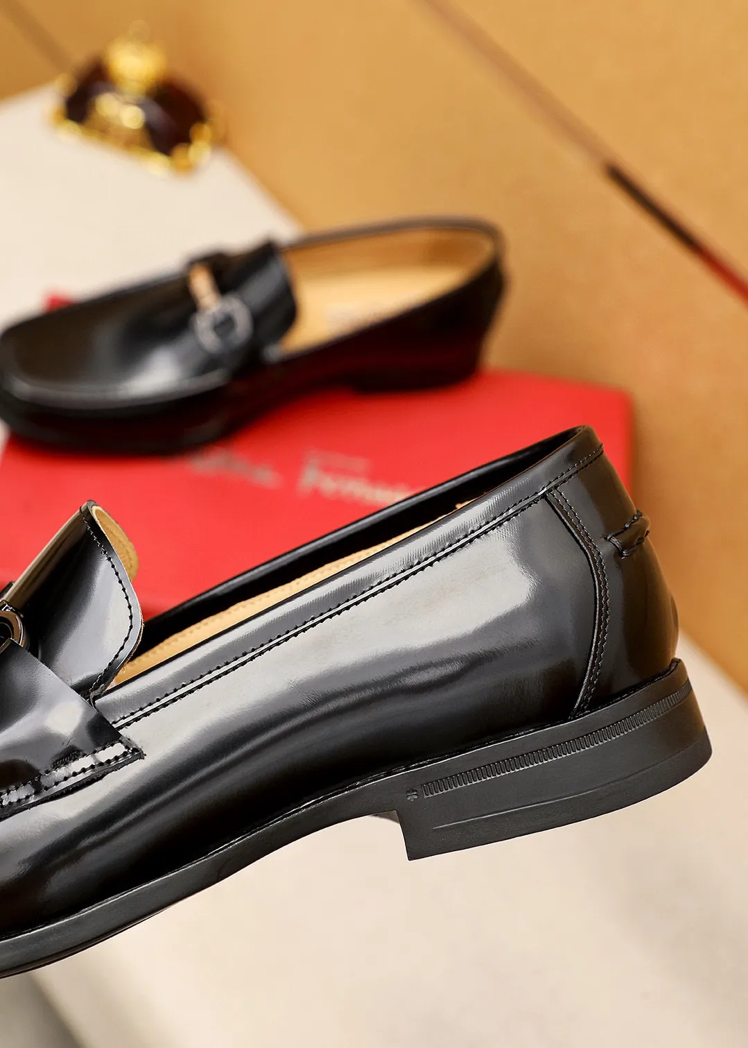 Men's shoes 💰460 💐 Product trademark: Ferragamo "Ferragamo" casual leather shoes Regular size: 38-44 (45.46🉑️customized) Product materials: Selected imported first-layer open-edge beaded cowhide leather upper + luxury hardware buckle, imported water-dyed cowhide leather lining. Strong three-dimensional visual effect, original rubber outsole Color: 1⃣️color optional